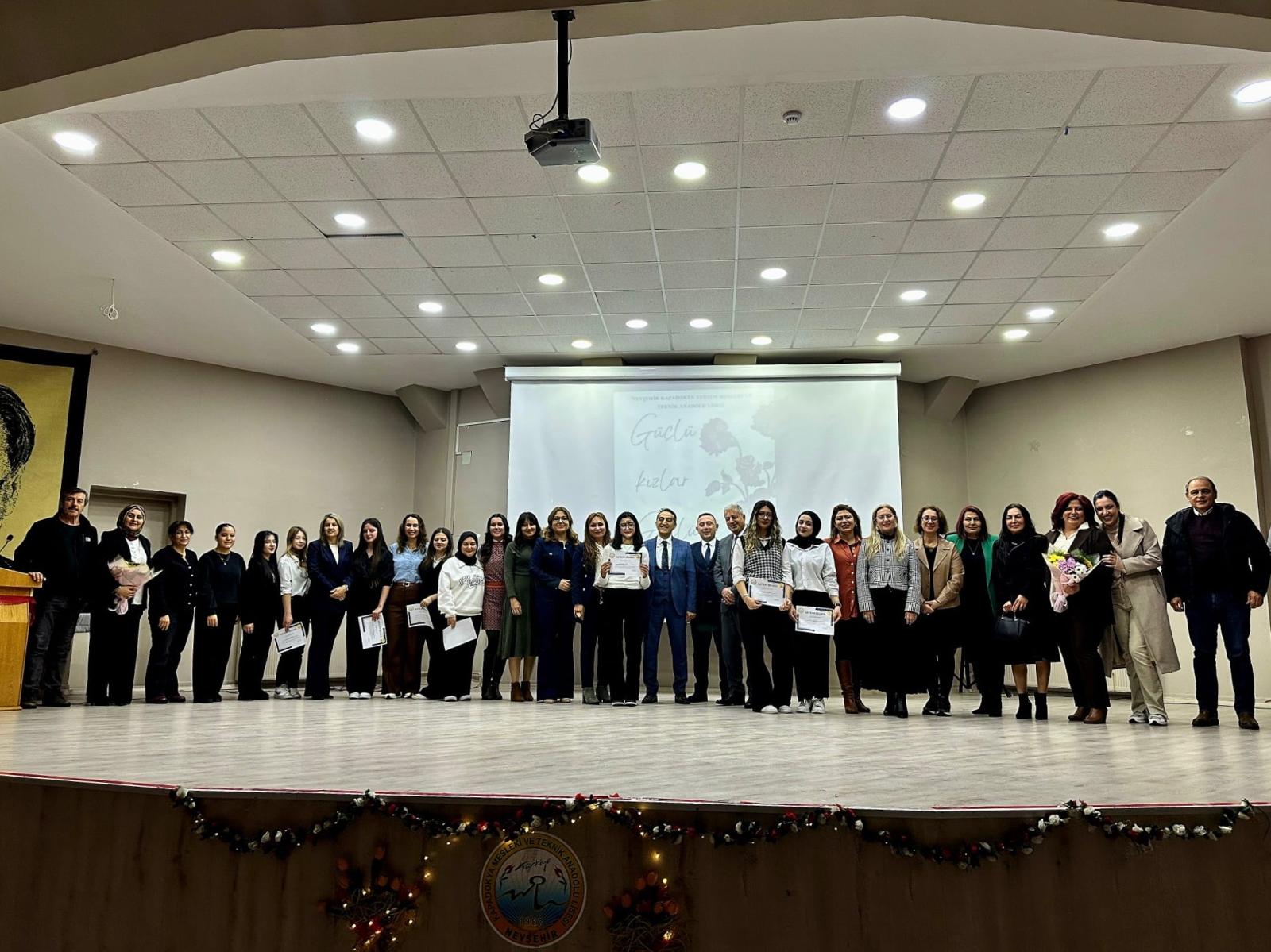 “Güçlü Kızlar, Güçlü Gelecek” Projesi Kapanış Programıyla Tamamlandı